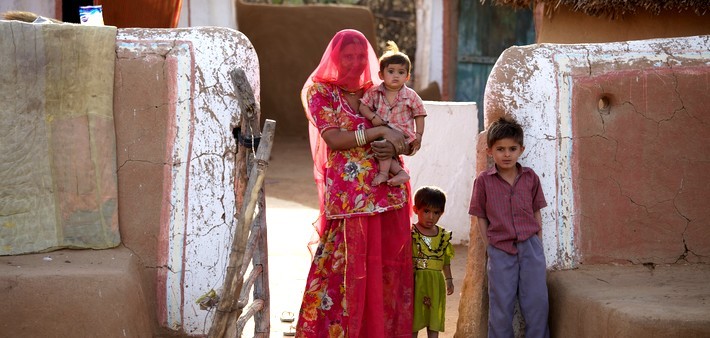 Femmes bishnoïs et ses enfants, devant leur maison. 