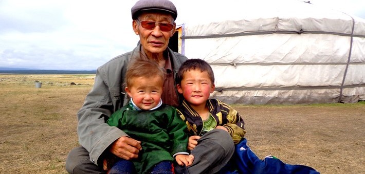 Homme mongole et ses petits enfants Homme mongole et ses petits enfants