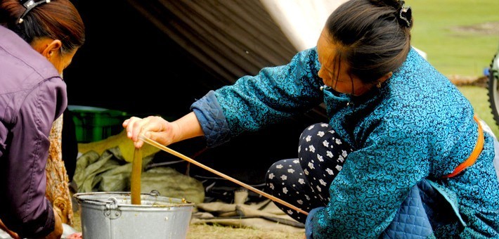 Femme mongole préparant le repas