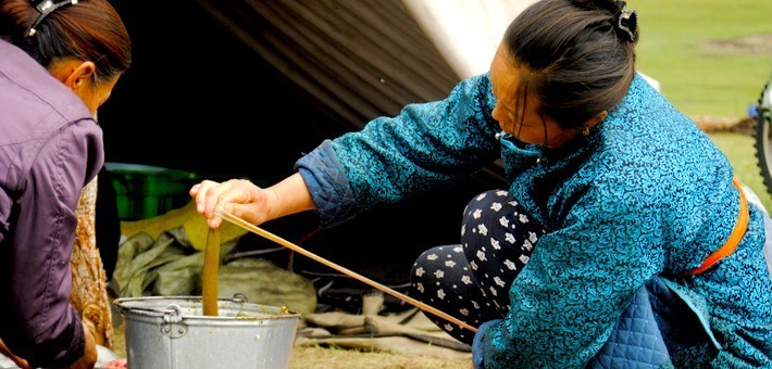 Femme mongole préparant le repas Femme mongole préparant le repas