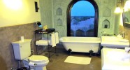 Salle de bain avec vue sur le désert. 