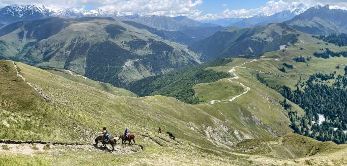 Randonnée équestre & yoga en Géorgie : déserts, monastères secrets et pleine nature avec une professeure de yoga diplômée - Caval&go
