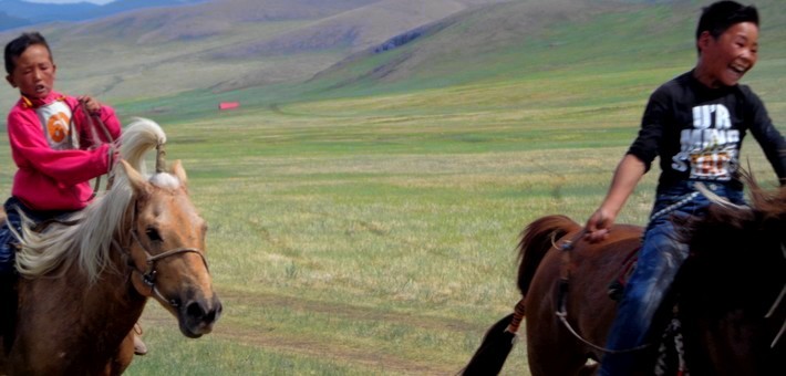 Fêtes du Naadam : 1er jour. Courses des chevaux de 3 ans et Tirs aux osselets