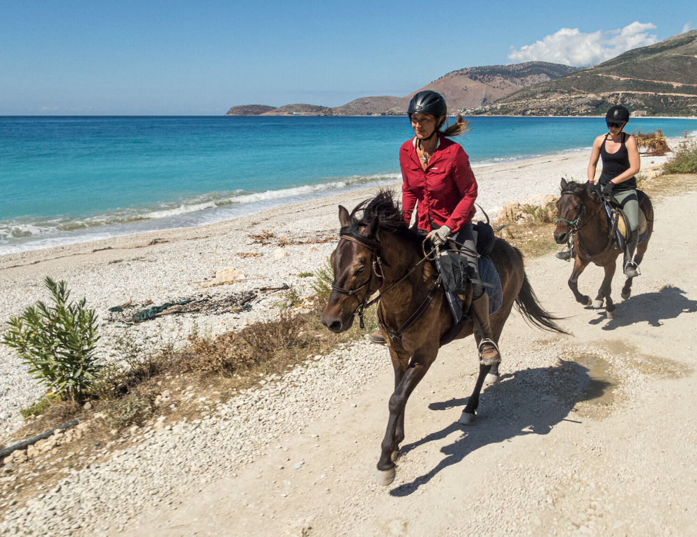 Randonnée équestre sportive de la montagne à la mer en Albanie