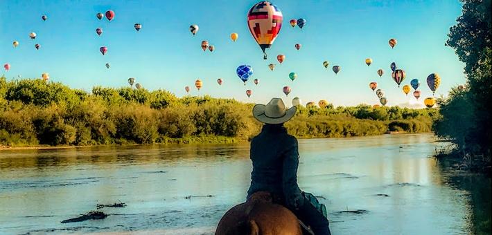 Randonnée équestre au Nouveau Mexique pour le festival des Montgolfières