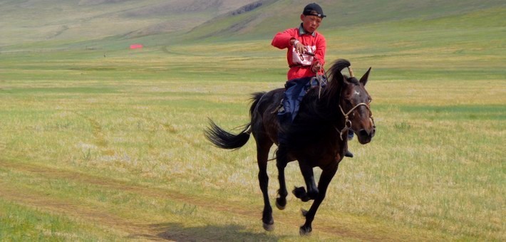 Fêtes du Naadam. 1er jour: Courses des chevaux de 3 ans et Tirs aux osselets