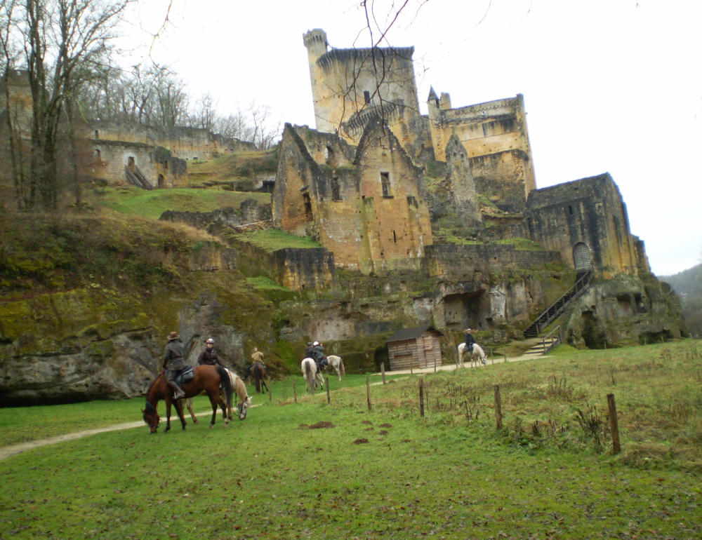 Randonnée à cheval dans la Vallée des Châteaux - Périgord