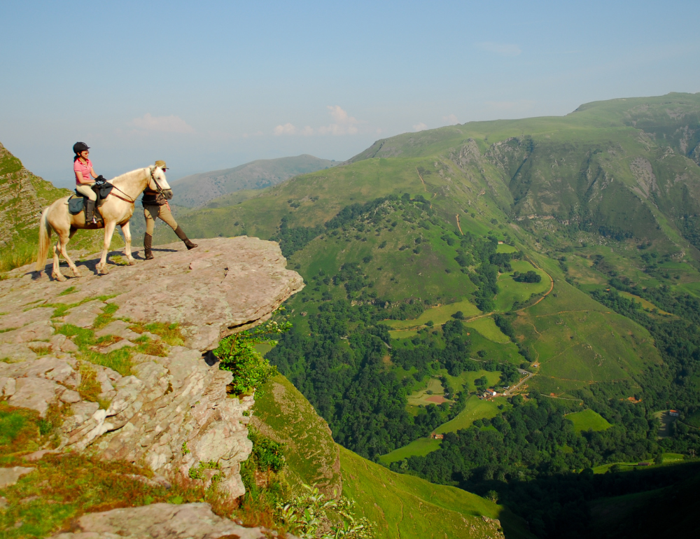 Randonnée équestre au cœur du Pays Basque: entre montagnes & océan