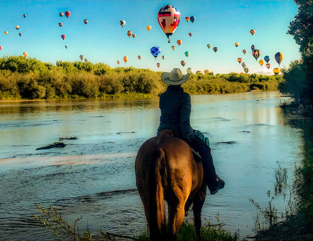 Randonnée équestre au Nouveau Mexique pour le festival des Montgolfières