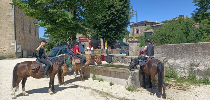 Jour 1. Lundi - Villages ardéchois et site mégalithique