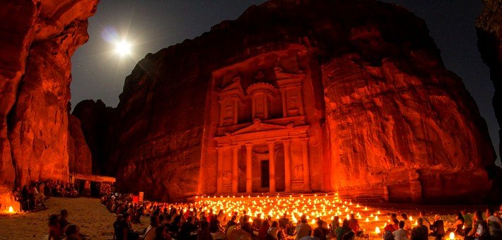 Jour 5. Mercredi : Randonnée à cheval dans le désert du Wadi Rum - Petra et Spectacle de nuit