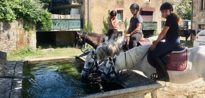 Randonnée à cheval du pays de Crussol au lac de Devesset en Ardèche - Caval&go