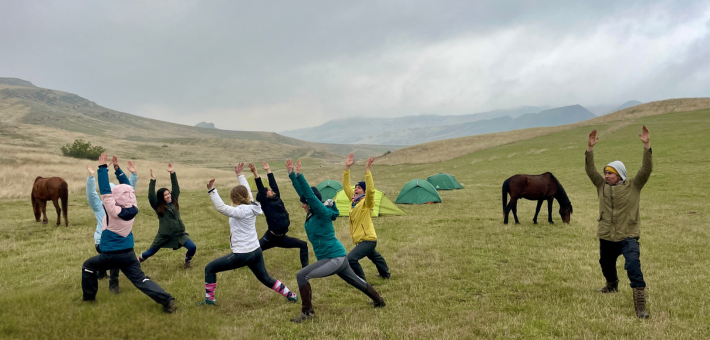 Randonnée équestre & yoga en Géorgie : déserts, monastères secrets et pleine nature avec une professeure de yoga diplômée - Caval&go