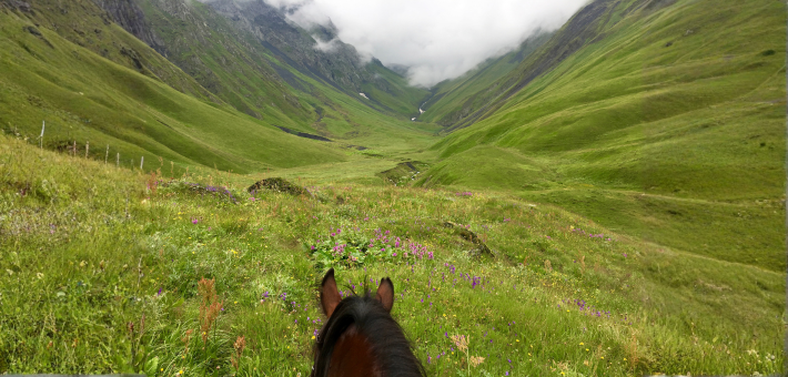 Randonnée équestre en Géorgie sur les sentiers de Touchétie accompagnée par Audrey - Caval&go