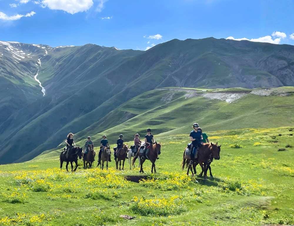 Randonnée équestre en Géorgie sur les sentiers de Touchétie accompagnée par Audrey