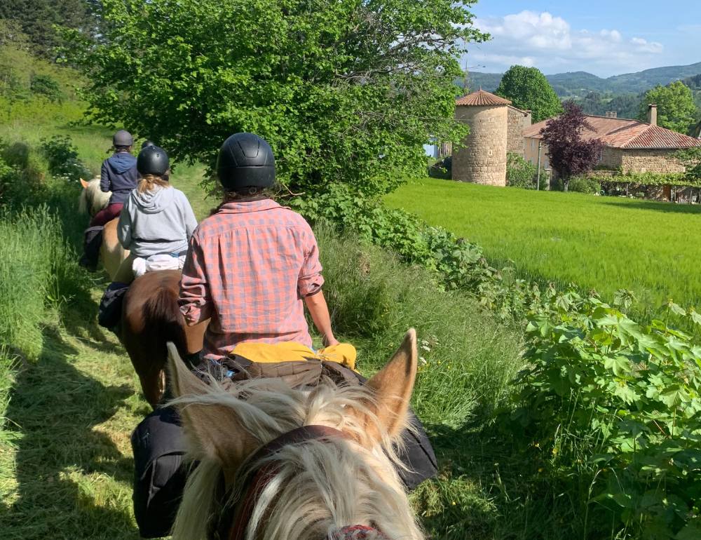 Randonnée à cheval du pays de Crussol au lac de Devesset en Ardèche