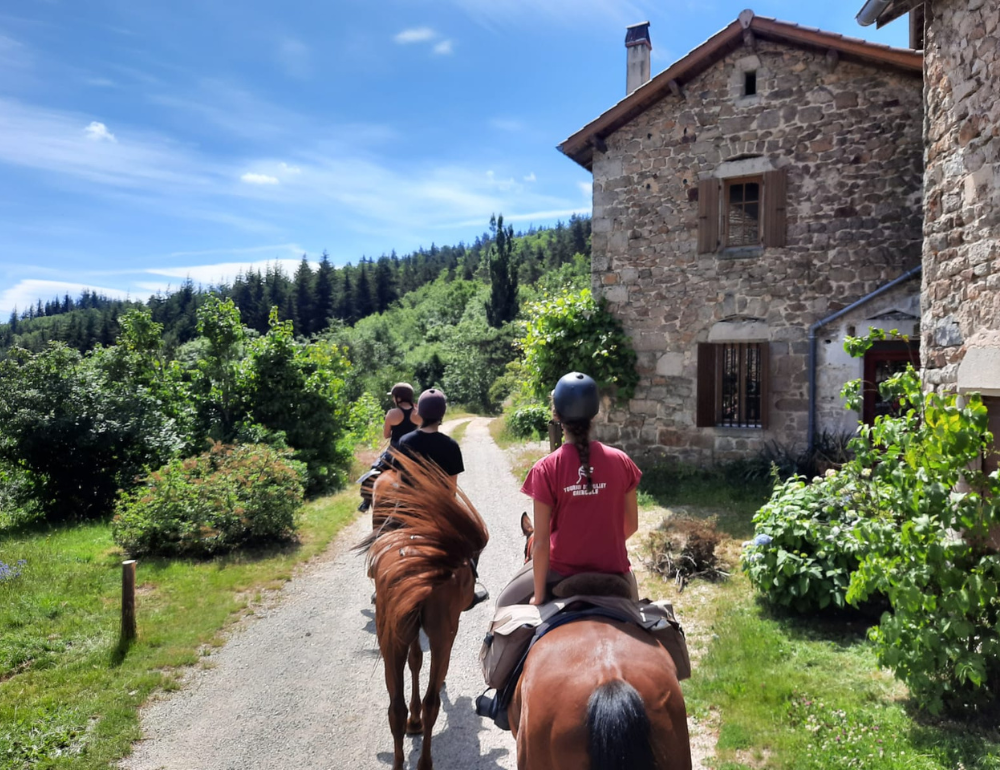 Randonnée à cheval entre monts, lacs et plateaux ardéchois