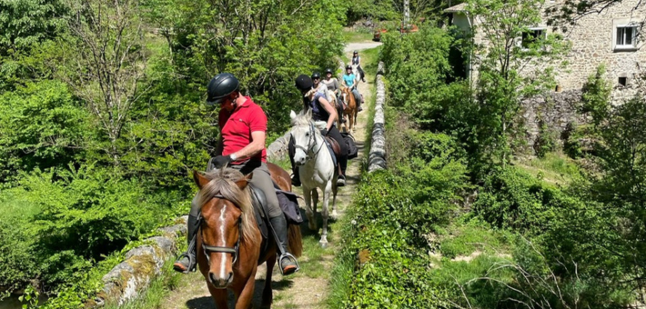 Randonnée à cheval du pays de Crussol au lac de Devesset en Ardèche - Caval&go