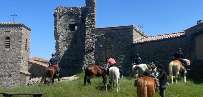 Randonnée à cheval du pays de Crussol au lac de Devesset en Ardèche - Caval&go
