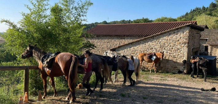 Randonnée à cheval du pays de Crussol au lac de Devesset en Ardèche - Caval&go