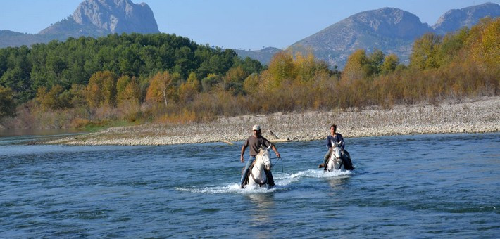 Randonnée à cheval dans les montagnes du sud de l