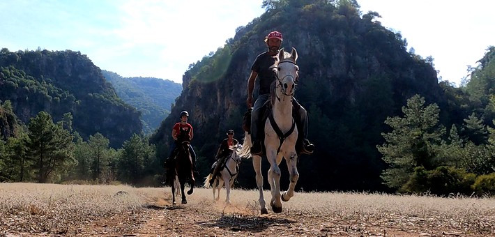 Randonnée équestre itinérante entre mer, lacs et montagnes de Turquie - Caval&go