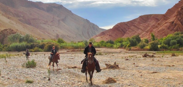 randonnée équestre au Maroc, dans la vallée des roses