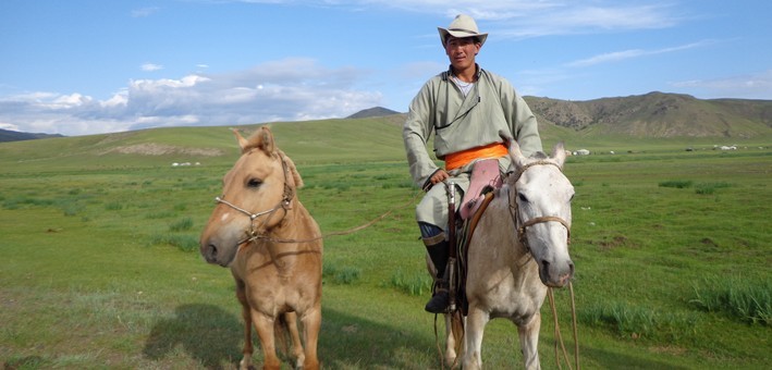 Chevauchée mongole dans la Vallée d'Orkhon en Mongolie