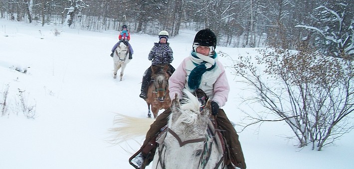 Randonnée à cheval et activités hivernales au Québec