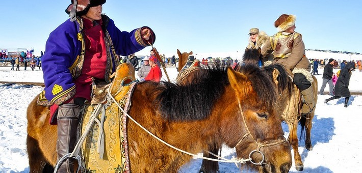 A cheval en Mongolie en hiver pour le Nouvel An