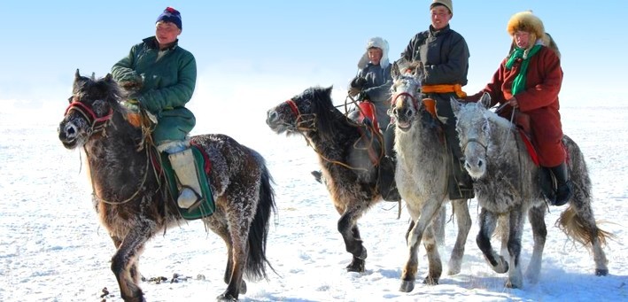 A cheval en Mongolie en hiver pour le Nouvel An
