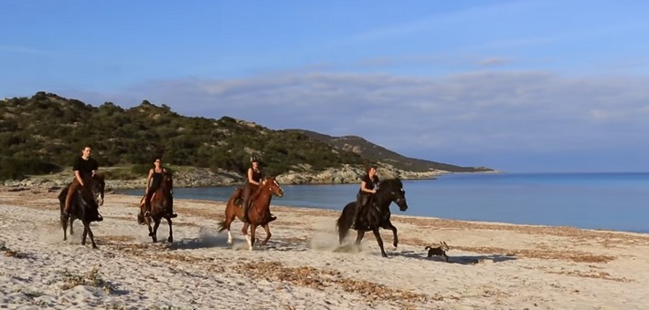 Randonnée équestre en Corse dans le désert des Agriates