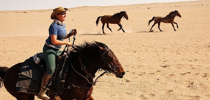 Randonnée à cheval sportive et galop dans le désert du Namib - Caval&go