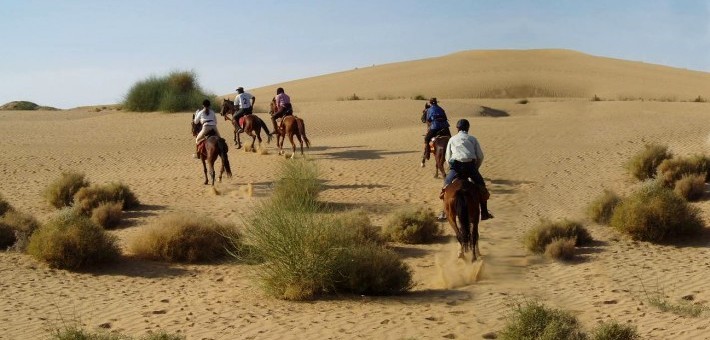 Randonnée à cheval dans le désert du Shekhawati en Inde - Caval&go