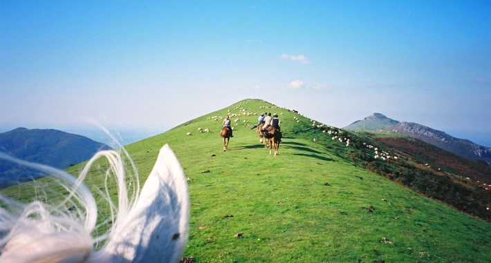 Randonnée équestre au cœur du Pays Basque: entre montagnes & océan