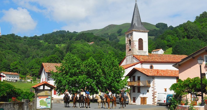 Randonnée équestre au cœur du Pays Basque: entre montagnes & océan