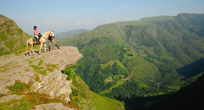 Randonnée équestre au cœur du Pays Basque: entre montagnes & océan