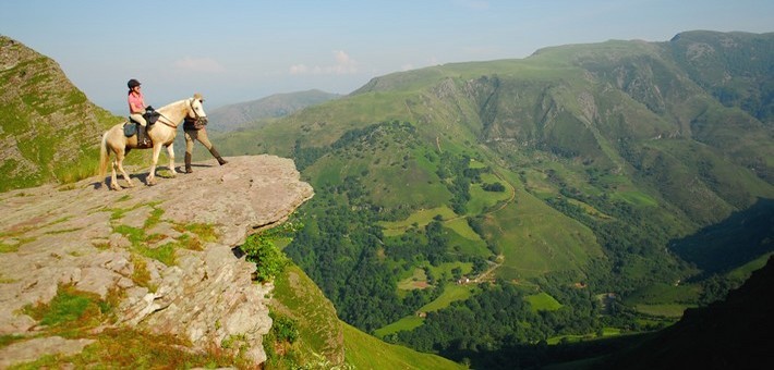 Randonnée équestre au cœur du Pays Basque: entre montagnes & océan