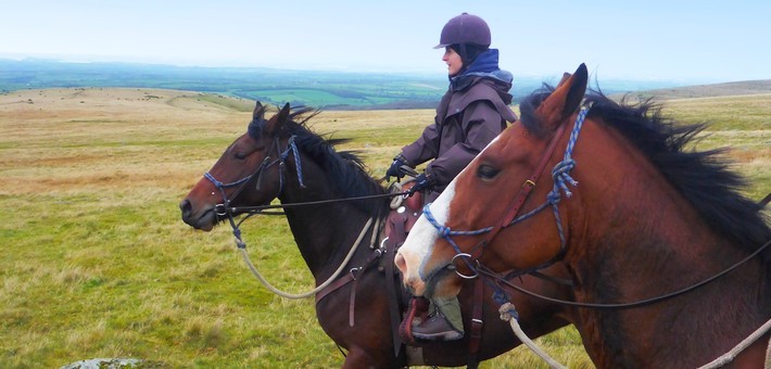 Randonnée équestre western dans le parc du Dartmoor en Angleterre